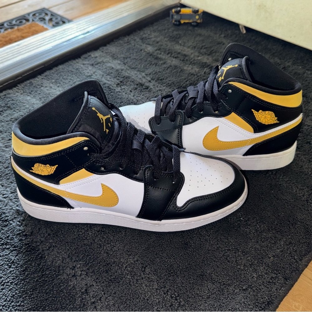Nike Air Jordan 1 Mid GS White Pollen Black 7Y 554725-177 2021